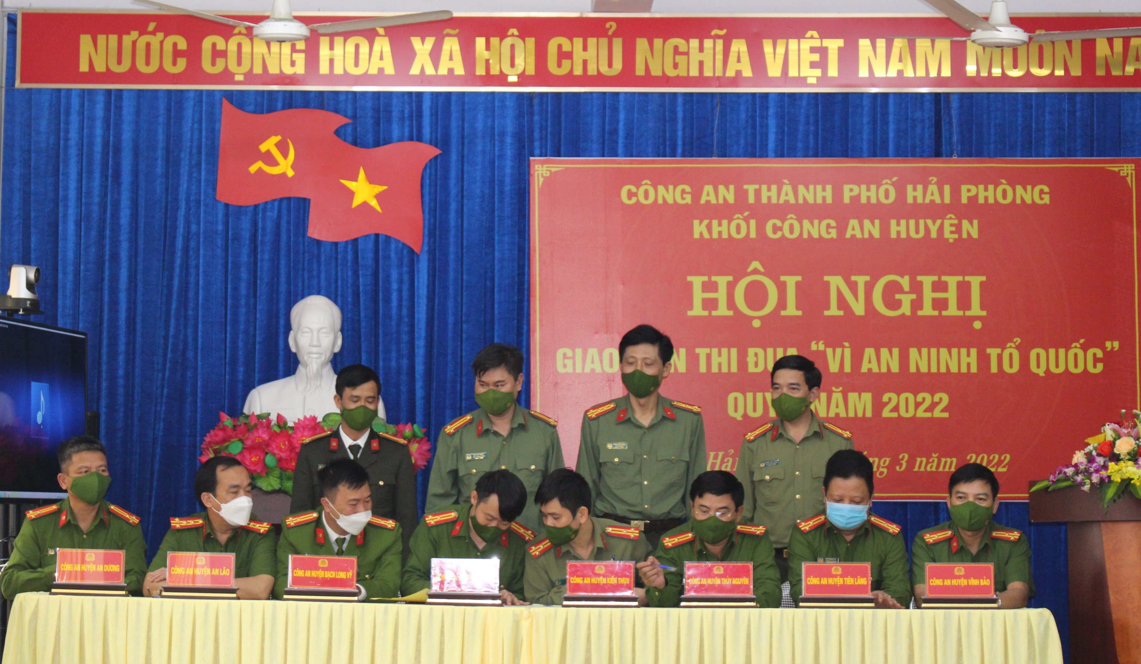 Giao ban thi đua 